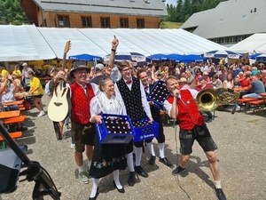 Haxenfest Schwarzwälder3 und Trachtenkapelle Oberwolfach Haxenfest Schwarzwälder3 und Trachtenkapelle Oberwolfach